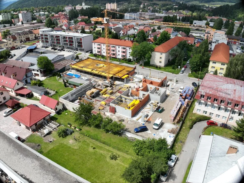 Dron DJI na stavenisku