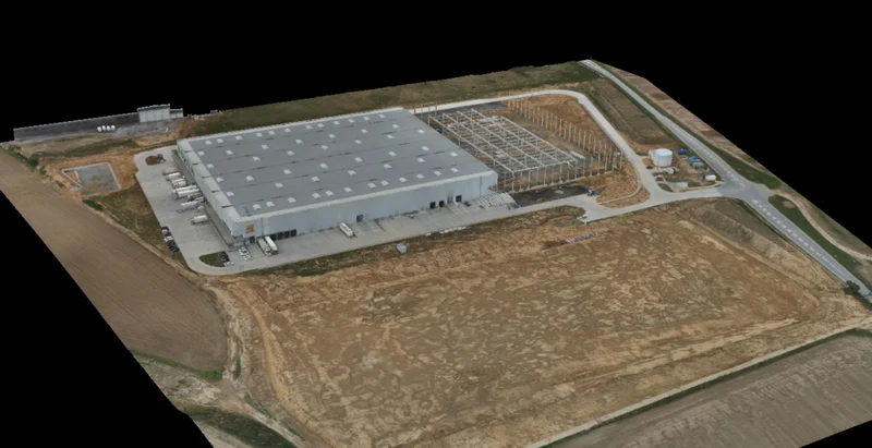 Dron monitorujúci priemyselný areál