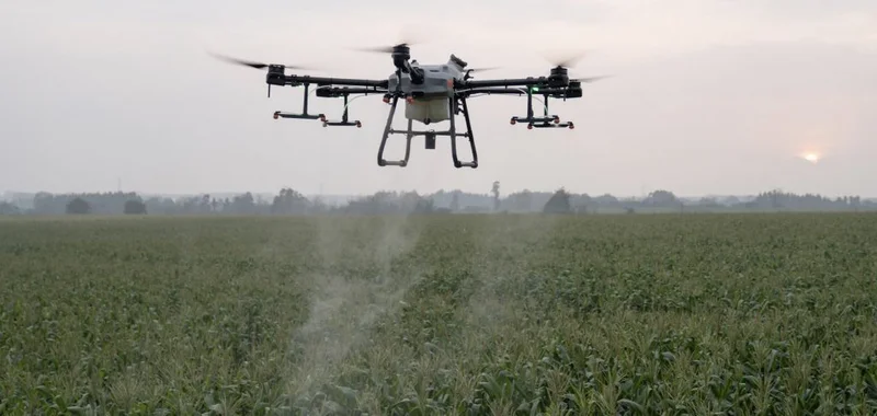 DJI Agras T30 postrekovací dron